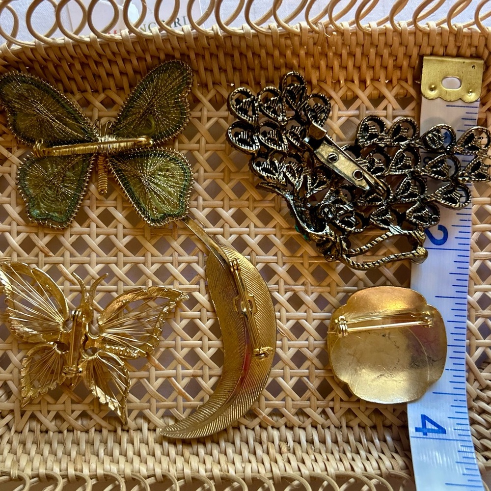Vntg Bundle of brooches lapel pins feather, butterfly, enamel, gold tone - Picture 8 of 11